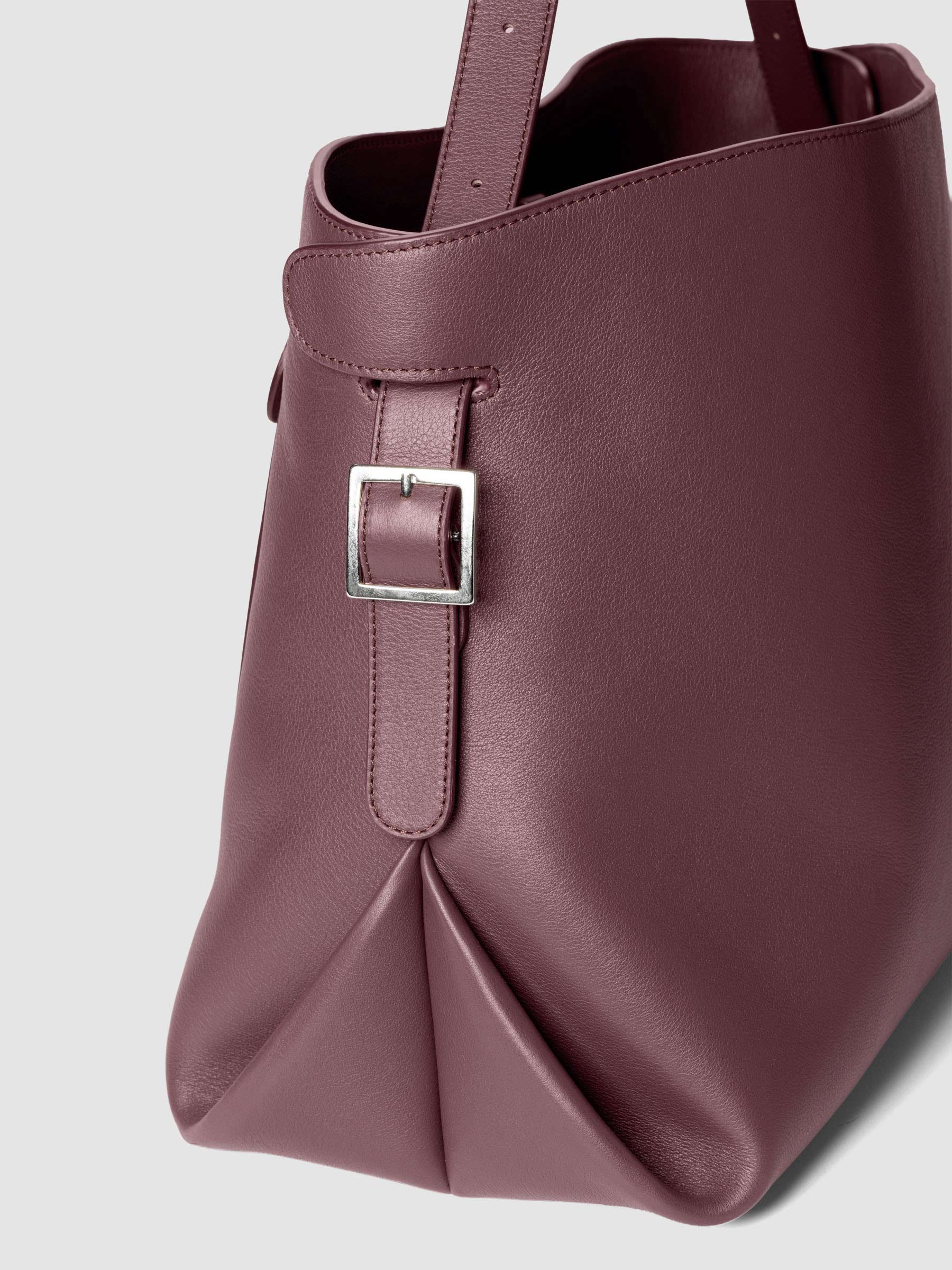 Detail view of the side buckle on The Metro Tote in the color Madrid.