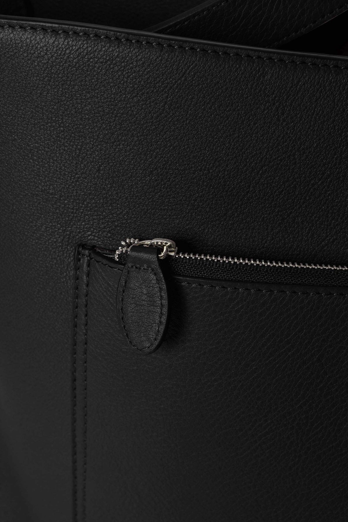 Detail view of the zip closure pocket on The Metro Tote in the color Padrillo.