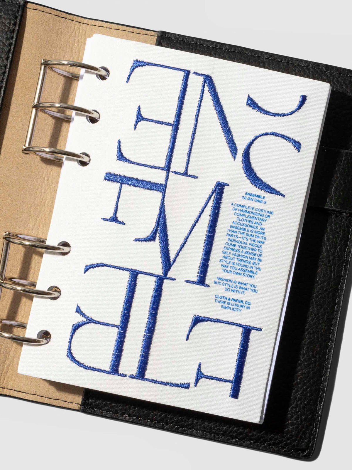 Dashboard displayed in a leather agenda on a neutral background. Size shown is A6.
