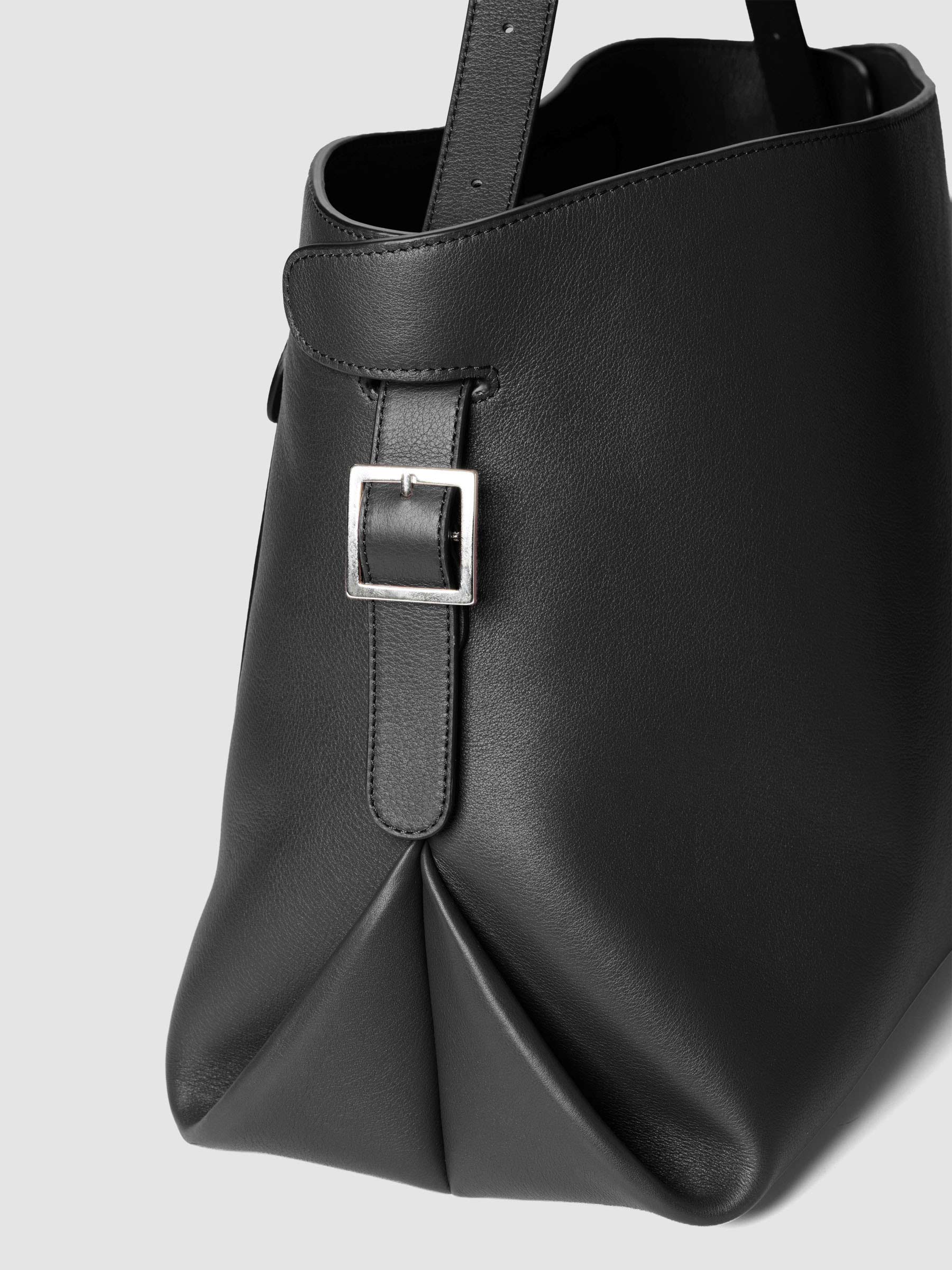 Detail view of the side buckle on The Metro Tote in the color Padrillo.