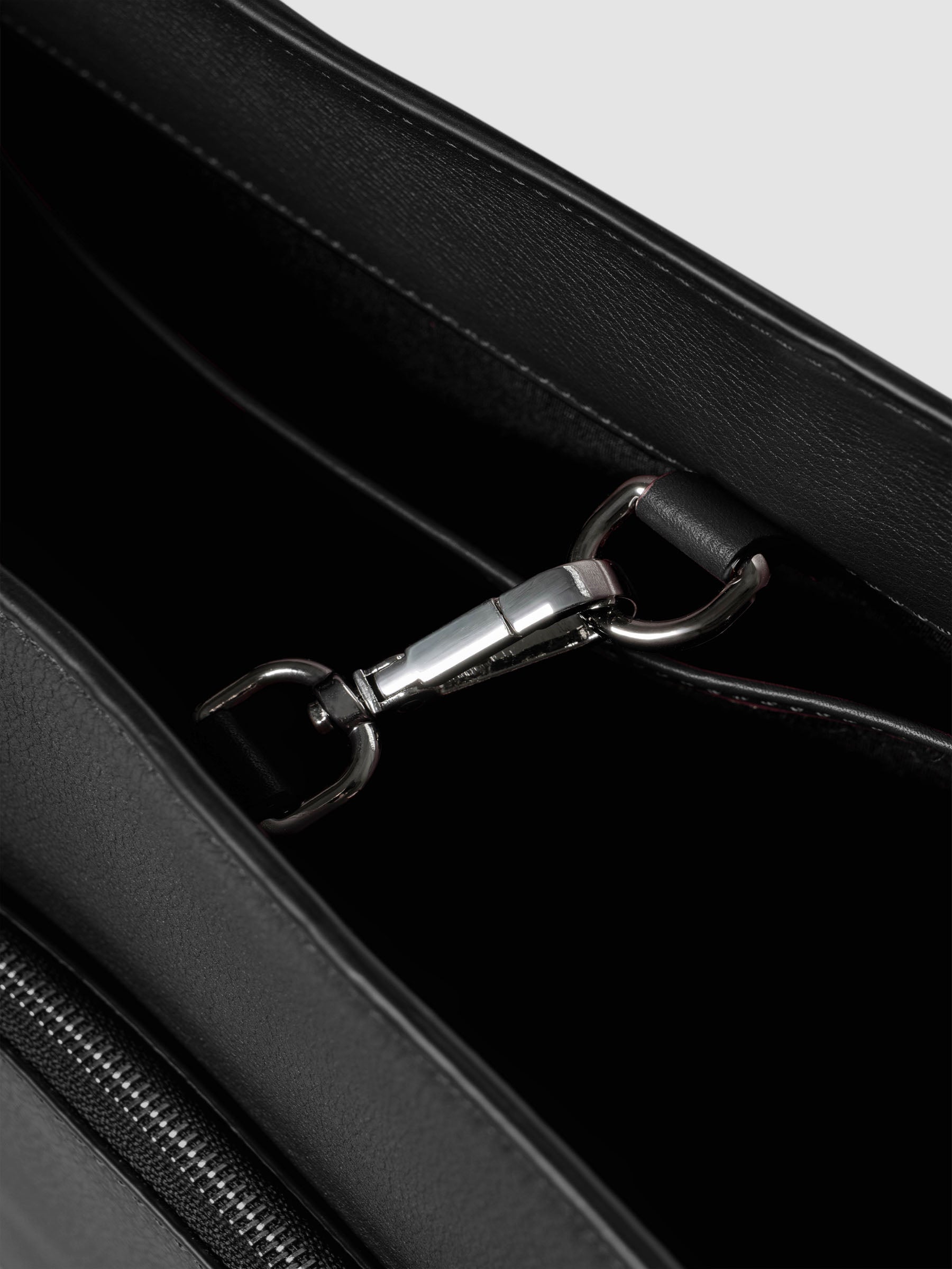 Detail view of the clip closure on The Metro Tote in the color Padrillo.