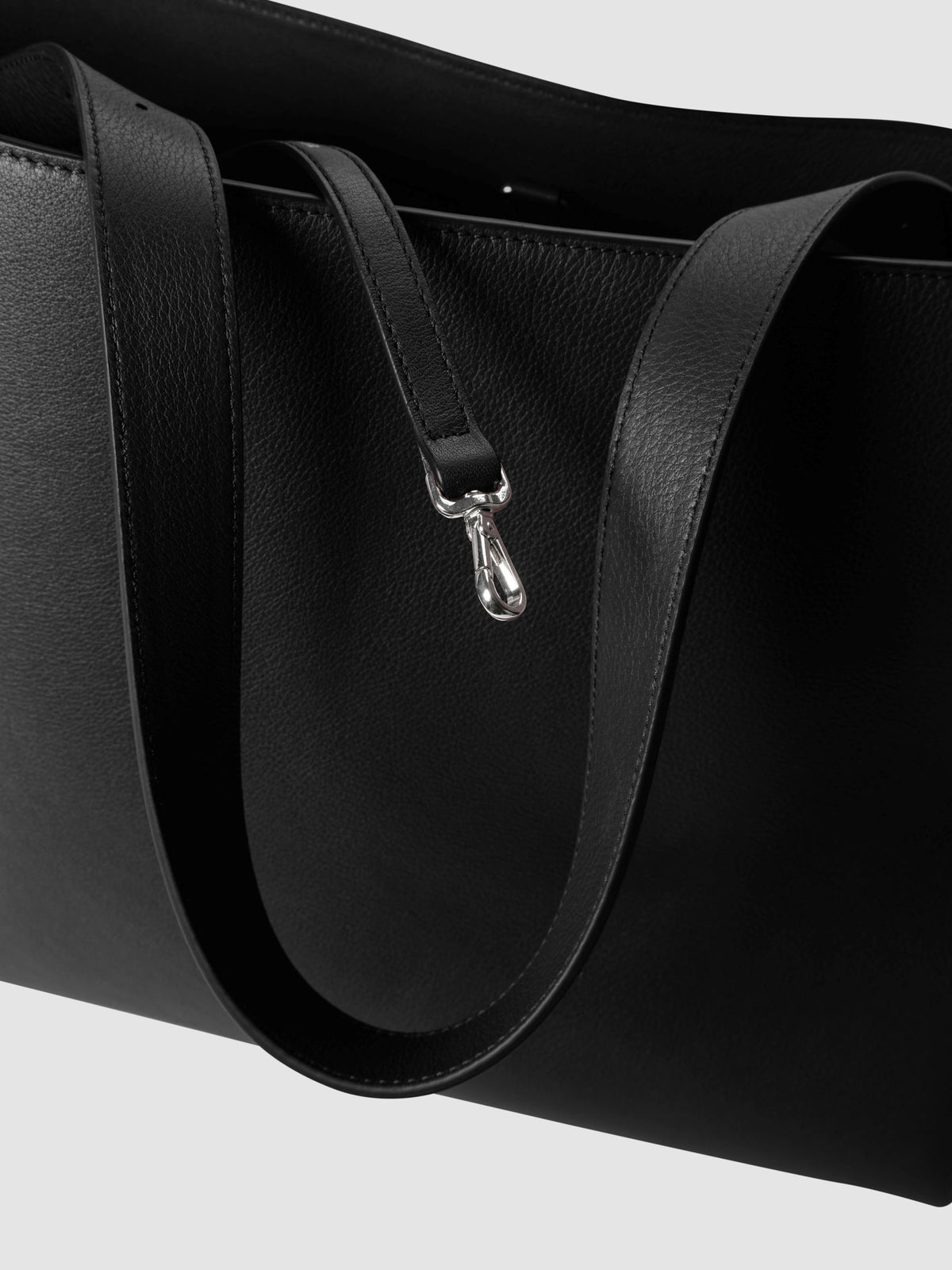 Detail view of the key leash on The Metro Tote in the color Padrillo.