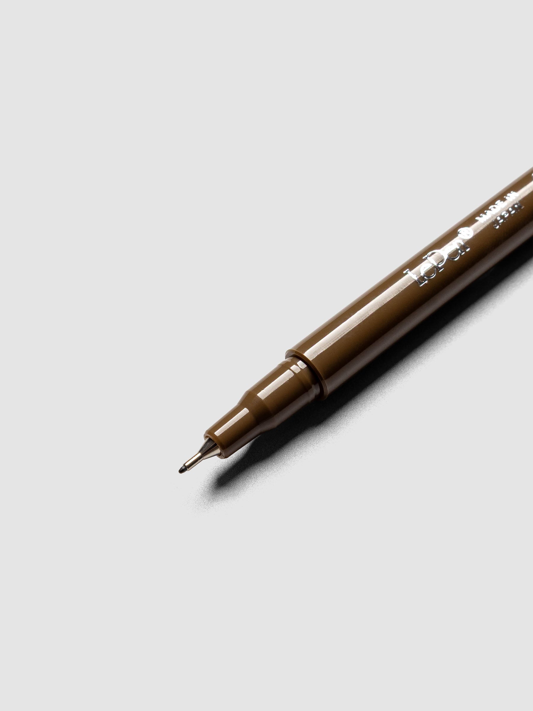 Close up of the Cocoa Le Pen by Marvy Uchida showing the nib