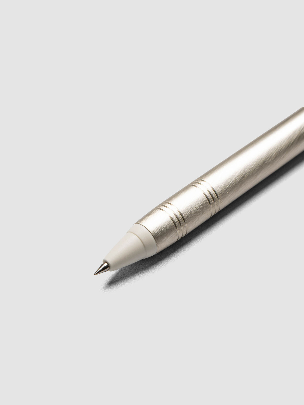 Close up of the Uni-Ball Zento Flow Ballpoint Pen | Retreat Edition in the color Birch White with a 0.38 mm nib