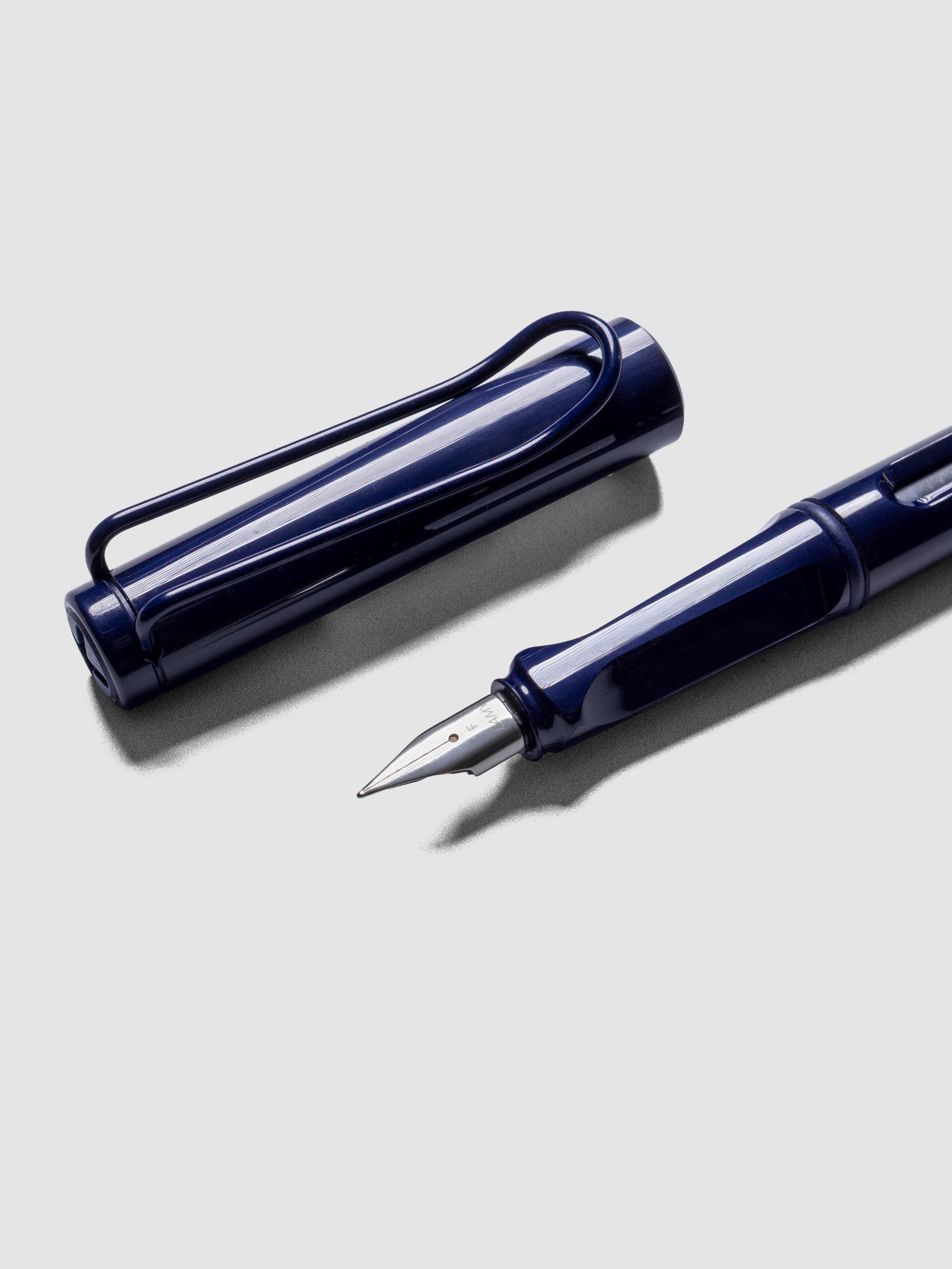 Close up view of the LAMY Safari Fountain Pen in the color Dark Dusk with Fine nib shown diagonally with the cap off. 