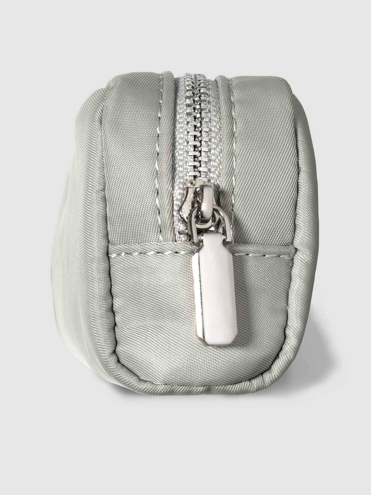 Closeup of Ristretto pouch zipper hardware. 